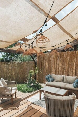 Terrace/patio - Eco-cottage with bird sanctuary in Anjou (Brissac Loire Aubance)