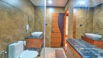 Un baño con inodoro, lavamanos y espejo.