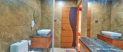 Un bagno con servizi igienici, lavandino e specchio.