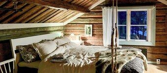 18e-eeuws houten huis aan een zeearm bij Umeå