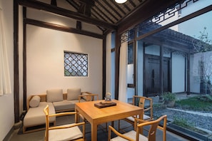 Phòng đơn Superior | Khu ăn uống