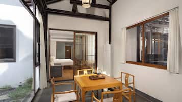 Superior Single Room | Dining