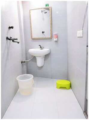 Buồng tắm vòi sen, vòi sen phun mưa, dép đi trong nhà, khăn tắm 
