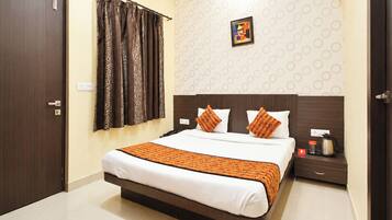 Superior Double Room, Air conditioning | Hypo-allergenic bedding, desk, soundproofing, free WiFi