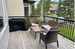 Property grounds - Private Separate-Entry Basement suite & living Room, Quiet & Independent retreat (Cochrane)