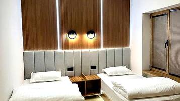 Family Room | Desk, laptop workspace, free WiFi