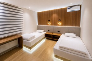 Desk, laptop workspace, free WiFi - Luxora Hotel (Tashkent)
