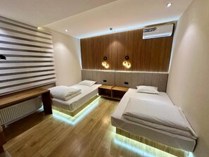 Desk, laptop workspace, free WiFi - Luxora Hotel (Tashkent)