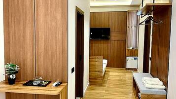 Family Room | Desk, laptop workspace, free WiFi