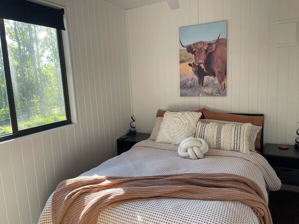 2 bedrooms, iron/ironing board, free WiFi, bed sheets