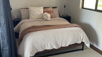 2 bedrooms, iron/ironing board, free WiFi, bed sheets