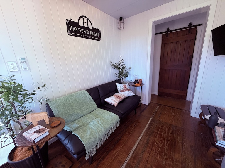Hayden's Place Is A Cozy Tiny Offgrid Home Offering Stunning 180° Views. - Brisbane