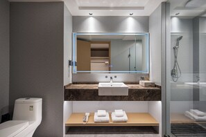 Kamar Double Superior, pemandangan kota | Kamar mandi | Pengering rambut, handuk, sampo, dan tisu toilet