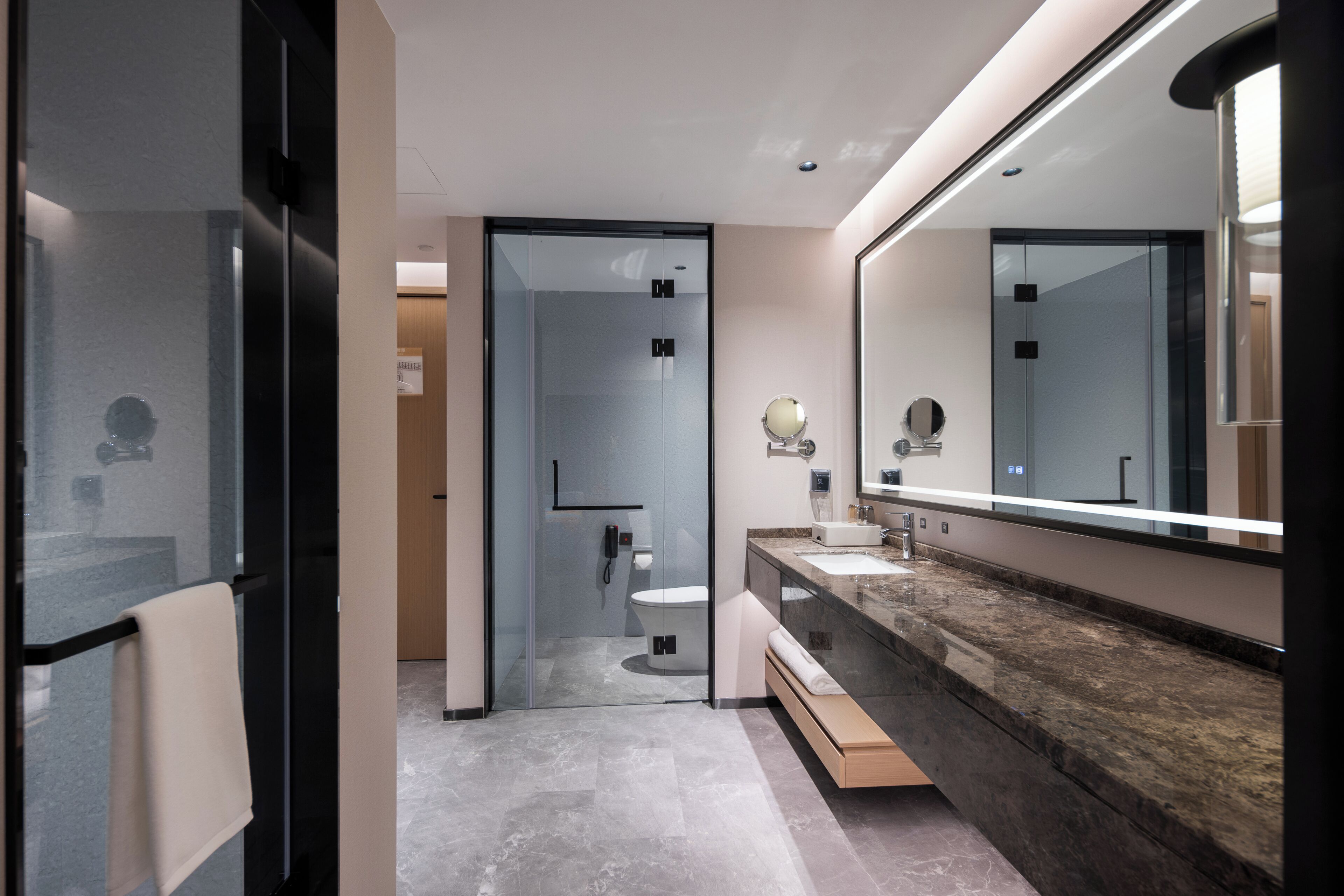 Douche, articles de toilette gratuits, sèche-cheveux
