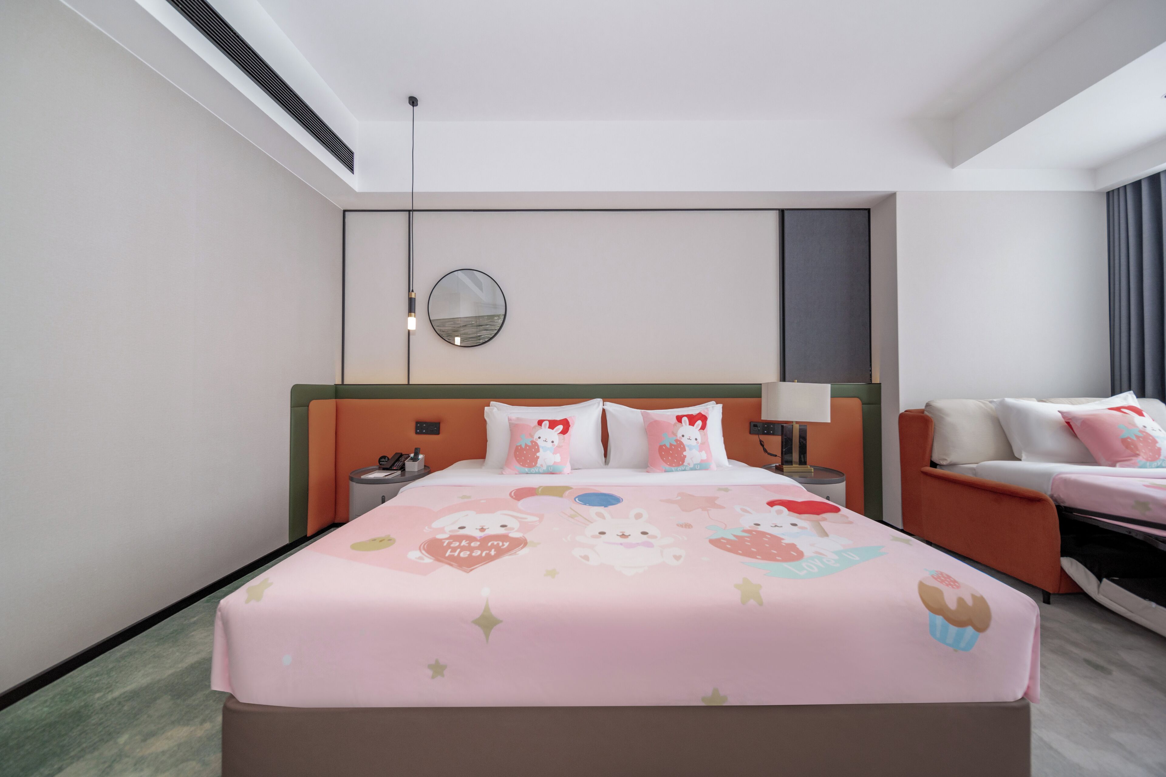 Una habitación de hotel con una cama, una mesita de noche, un escritorio y una silla.