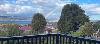 Panoramic Hobart Home/ Walking Distance to Mona/Quiet elevated position