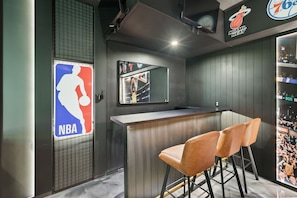 Eine Bar im Basketball-Design, inklusive eines großen NBA-Logos, einer spiegelnden Wand mit einem Basketballspieler und dem Logo der Miami Heat.