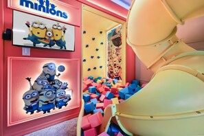 Ein Spielbereich mit bunten Schaumstoffbausteinen und einer Rutsche.