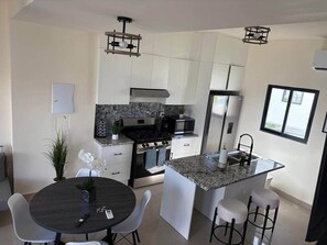 Frigorifero, microonde, forno, piano cottura