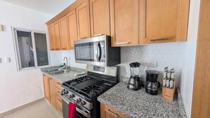 Refrigerador, microondas, horno, placa de cocina