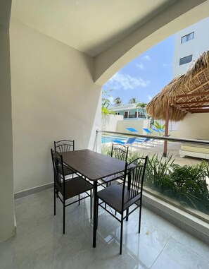 Outdoor dining - Cana Life Breeze | Los Corales Beach Residences A1 (Punta Cana)