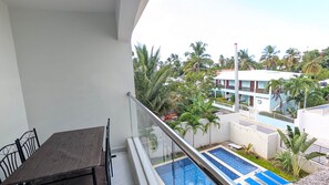 Outdoor dining - Cana Life Breeze | Los Corales Beach Residences A5 (Punta Cana)