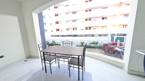 Outdoor dining - Cana Life Breeze | Los Corales Beach Residences B3 (Punta Cana)