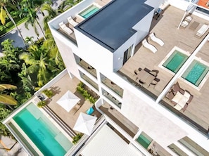 Ein Hotel mit mehreren Etagen, Außenpools, Lounges und einer Dachterrasse.