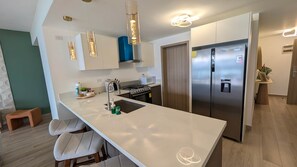 Kühlschrank, Mikrowelle, Ofen, Herdplatte