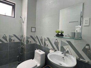 Appartement, patio, vue cour intérieure | Salle de bain | Articles de toilette gratuits, sèche-cheveux, chaussons