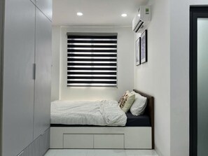 Apartment, Patio, Courtyard View | Item bar mini percuma, meja, langsir/tirai gelap terus, kalis bunyi 