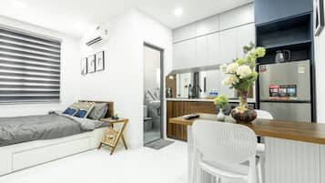 Artículos del minibar gratis, escritorio y cortinas blackout