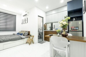 Appartement, patio, vue cour intérieure | Mini-bar avec articles gratuits, bureau, rideaux occultants