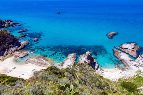 VILLA GARDEN At 200 m from the sea, apartment with garden and view of Sicily.