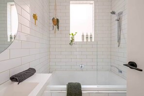 Regadera, amenidades de baño ecológicas, secadora de cabello, toallas 