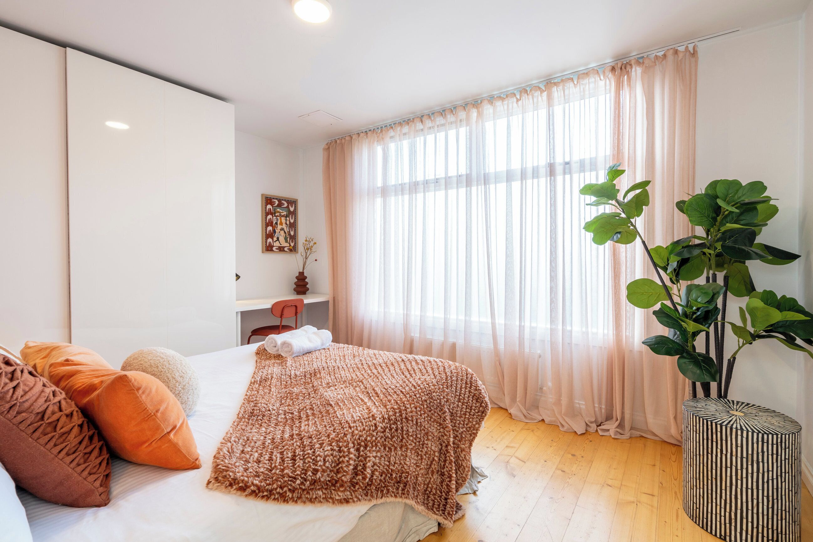 3 bedrooms, desk, iron/ironing board, travel cot