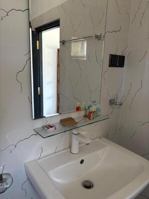 Secador de pelo, toallas, jabón, shampoo