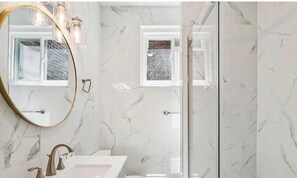 Douche, serviettes fournies, savon, papier toilette