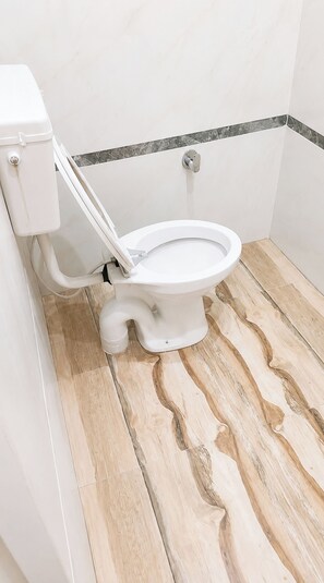 Shower, rainfall showerhead, slippers, towels - Hotel Guru Kripa Near Golden Temple  (Amritsar)