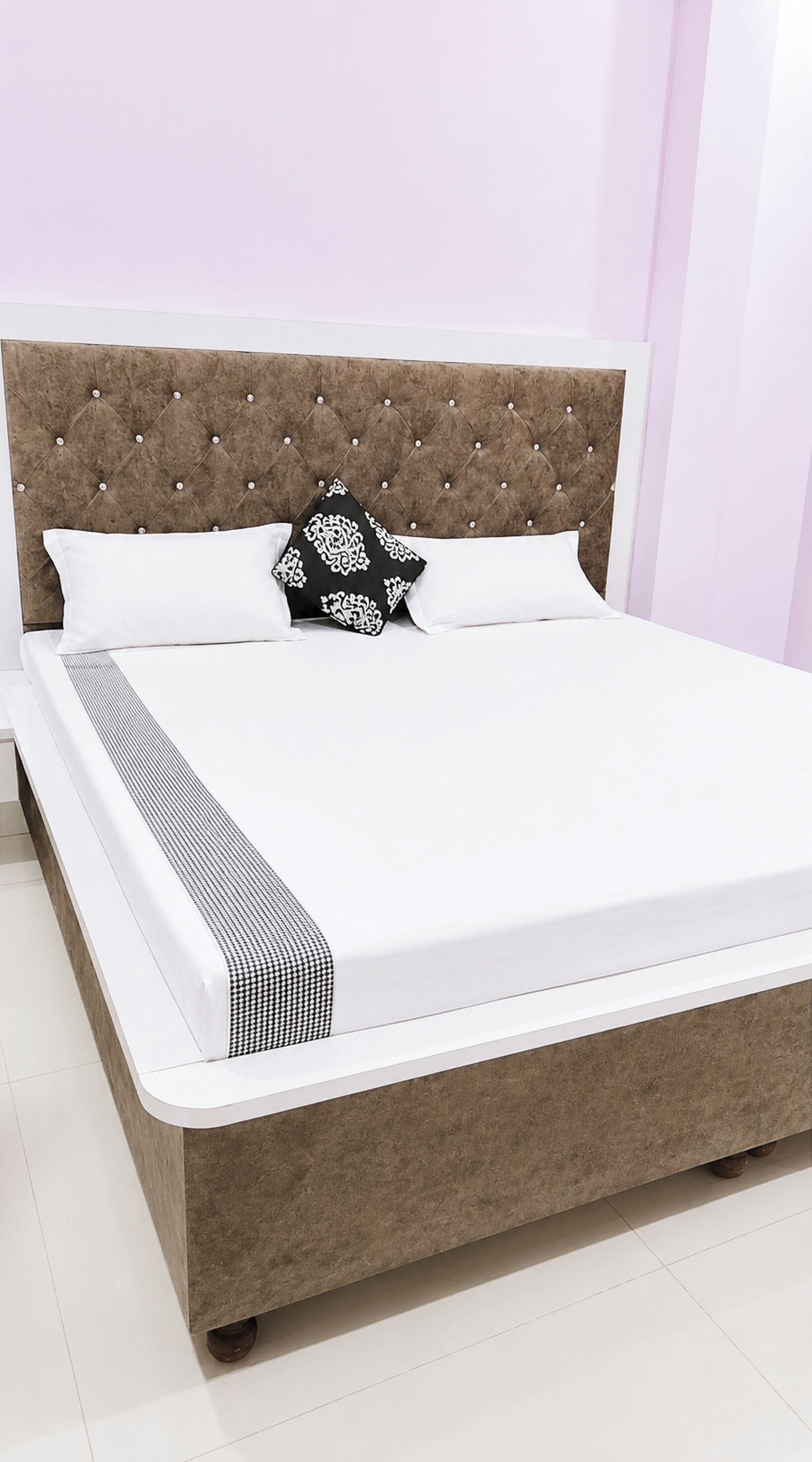Hypo-allergenic bedding, desk, soundproofing, free WiFi