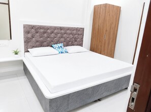 Hypo-allergenic bedding, desk, soundproofing, free WiFi - Hotel Guru Kripa Near Golden Temple  (Amritsar)