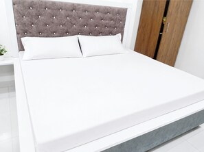 Ropa de cama hipoalergénica, escritorio, sistema de insonorización
