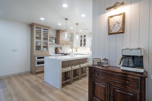 Coffee/tea maker, fridge, microwave, oven - Mountain Luxury Retreat (Orem)