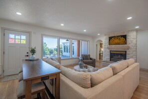 Smart TV, fireplace
