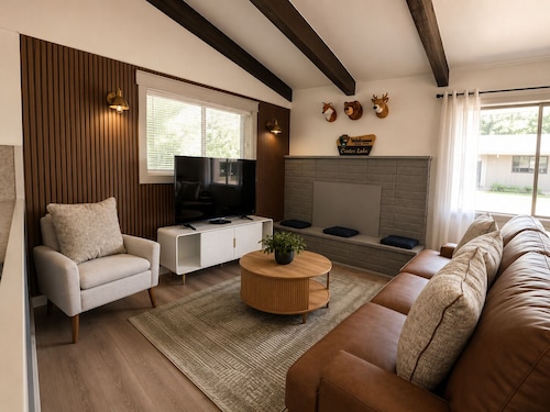 Crater Lake Themed Retreat in Eagle Point
