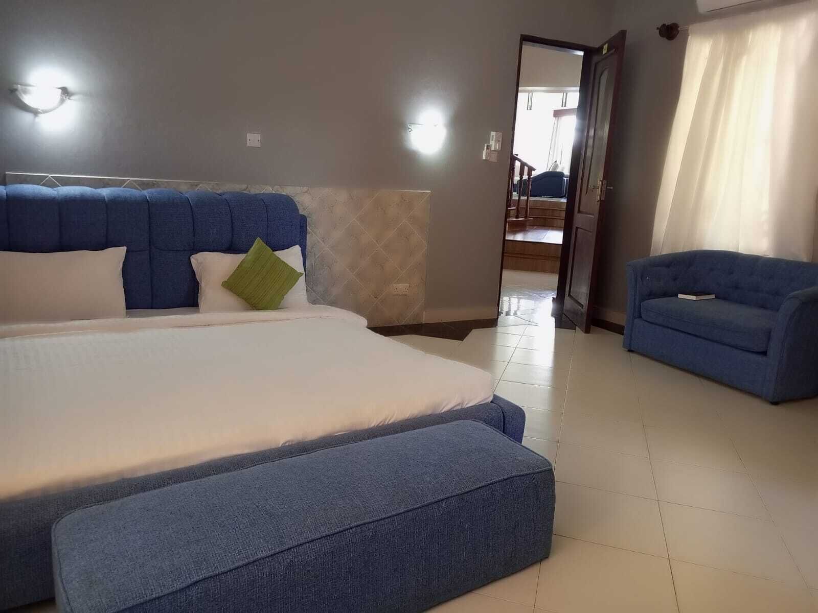 6 bedrooms, iron/ironing board, WiFi, bed sheets