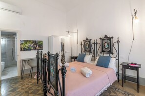 Apartamento standard, vários quartos (Casa Tafuri In The Historic Center) | 1 quarto, Wi-Fi de cortesia, roupa de cama