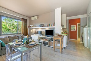Family Apartment, Multiple Bedrooms (Casa Piero) | Dining - Casa Piero (Viareggio)