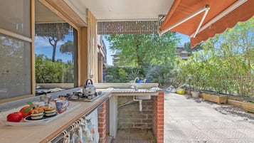 Family Apartment, 2 Bedrooms, Air conditioning (Casa Piero with Private Garden and) | Outdoor dining
