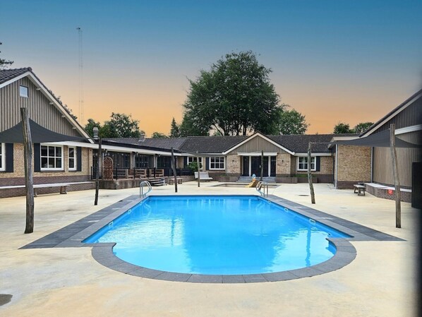 Pool - Modern vacation home with a view over the water (Voorthuizen)